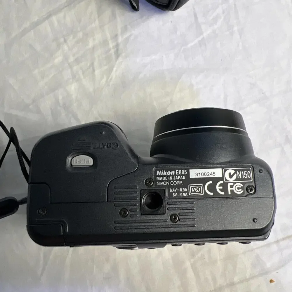 Nikon COOLPIX 885 3.2MP Digital Camera - Black (E885) NOT FULLY TESTED